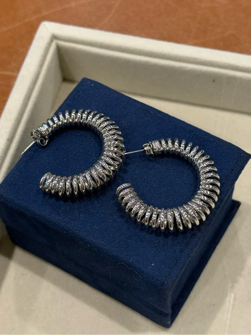 NÁDRI Juno Coil Wire Hoop Earrings Silver